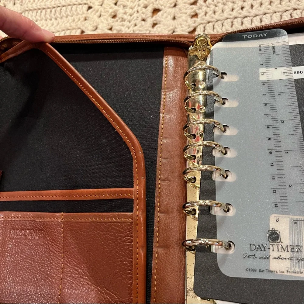 Day-Timer Vintage Green and Brown Leather Zipper Planner/Calendar - Picture 9 of 16
